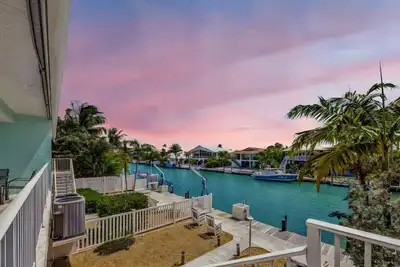Image de Sunny Waterfront Key Colony 3br 2ba Villa w/ Dock