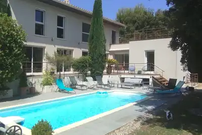 Image de Villa contemporaine climatisée avec piscine et jardin; très proche Avignon.