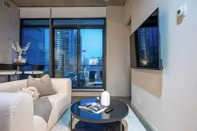 Image de King Bed | Cgy Tower View