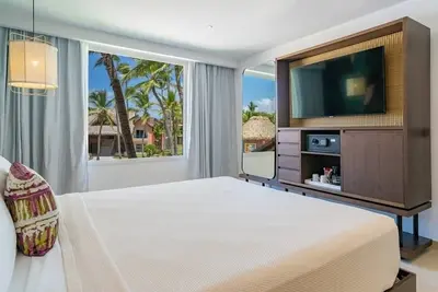 Image de Unwind in Beachfront Comfort – Explore Exciting Nearby Attractions! Pool!