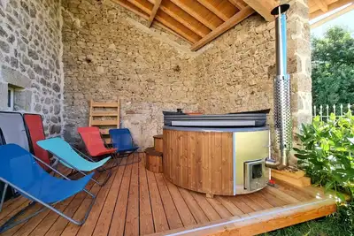 Image de Spacieux gîte avec bain nordique et wifi à Usson-en-Forez