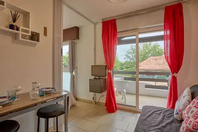 Image de T1 bis lumineux pour 2, terrasse ensoleillée, parking, wifi