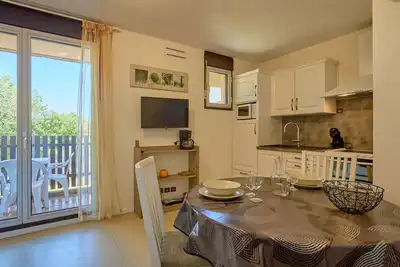 Image de T2 lumineux avec balcon à Barbotan, parking et Wifi gratuit