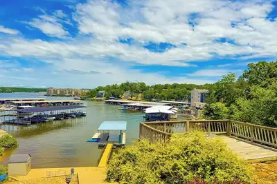 Image de Welcome to Shooters Shoreline Escape, a lakefront home in Osage Beach at Lake of the Ozarks. This 4br, 2. 5ba retreat features a game room, sunroom, kids' bunk room, private dock, grill, and stunning views—perfect for a fun and relaxing lake getaway!