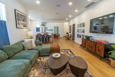Image de Bold & Fun Getaway Steps from Train & Beach