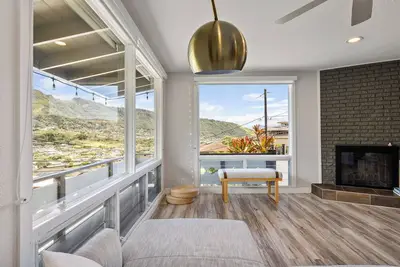 Image de Mid-Century Modern Manoa Home with a Mountain View