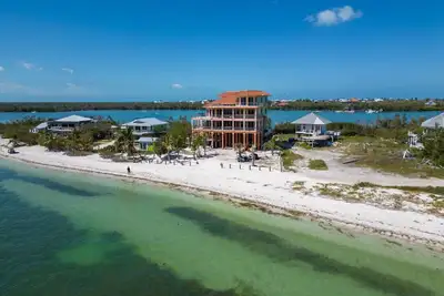 Image de 614 Mangrove Manor-Elevator, Private Pool and Spa, Boat Dock
