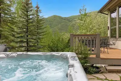Image de Maison de Neige – Breathtaking Mountain Stay for 8 w/ Hot Tub