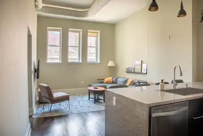 Image de Downtown Luxe 2br Loft Apt | Sleeps 8-9 | Walkable