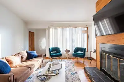 Image de Cozy 3-bedroom house centrally located in charming Oak Park. Book now