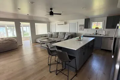 Image de Stunning fully remodeled 3 bedroom, 2 bath house directly on North Sandy Pond