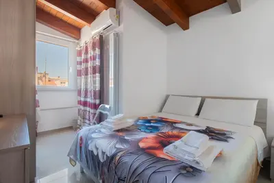 Image de Chambre « Rouge » avec terrasse partagée, Wi-Fi et climatisation
