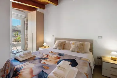 Image de Attica BeB - Chambre « Jaune » avec terrasse partagée, Wi-Fi et climatisation