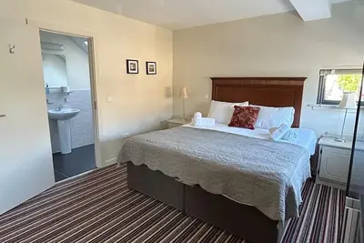Image de Résidence-Salle de bain privée séparée-Famille