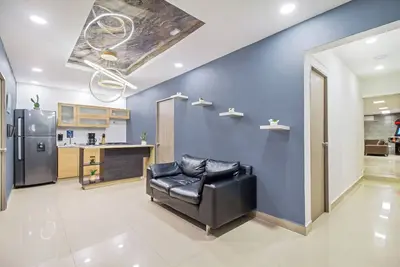 Image de p3, 6 bedroom apart, with arcade machine, one block from Lleras park