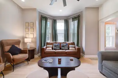 Image de Milwaukee, Sleeps 16, 4 bath, Arcade, Theater, Hot Tub, Outdoor Igloo, Firepit