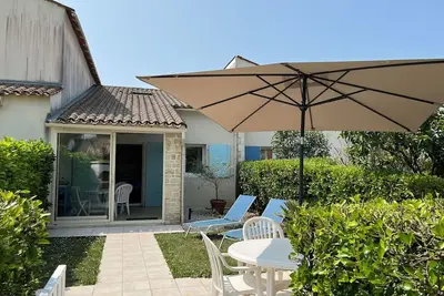 Image de Maison en copropriete avec piscine et parking securise avec barriere.