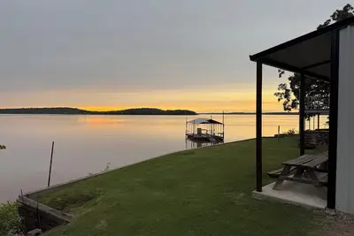 Image de Lake Front House with Private Dock and boat rental available! Lake Eufala