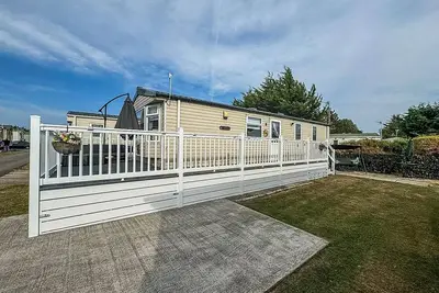 Image de Lovely caravan with decking at Steeple Bay Holiday Park in Essex ref 36046d
