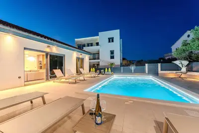 Image de Charmante villa 3 chambres avec piscine chauffée, sauna et salle de sport