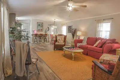 Image de Fishing and Beach Life: Pet-Friendly 3 Bedrooms 2 bath Home with screened porch