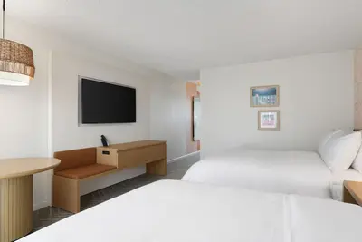 Image de City View Room in Modern Hotel – Explore Nearby Waikiki | 2 Queen Beds w/ Pool