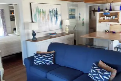 Image de New here! Beautiful North Truro 2bd Bayside! Steps to beach & Ptown bus.