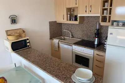 Image de Apt bien équippé, hyper centre, plage et commerces, vue sur parc naturel et mer.