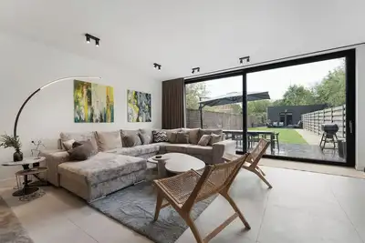 Image de Modern & Spacious House with Wellness