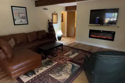 Image de Yosemite Haven Charming 3-bedroom house with WiFi and Ac in Groveland. Ev charge
