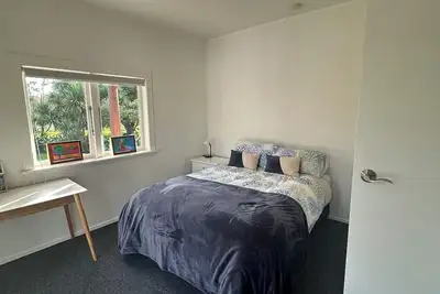 Image de Large home in Raumati Beach ideal for groups or family gatherings.