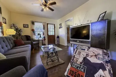 Image de Escape to Retro Bliss: 1950s Themed Duplex with Riverfront Charm!
