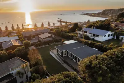 Image de Ocean & Mountain Views | Spacious Deck | Sun-drenched