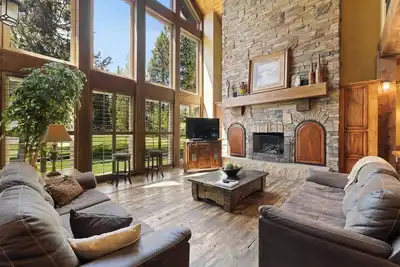 Image de Pine Haven- Beautiful home w/ game room, hot tub, and pets allowed