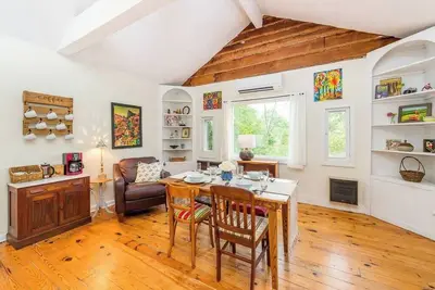 Image de Art-Filled Mountain Cabin | 2br + Hiking Nearby