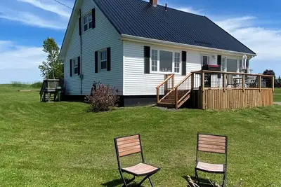Image de Lower Loop Country Home/Surrounded by beautiful Canadian beaches!