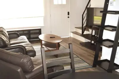 Image de Sleek 2br Townhouse, Stones throw to Uptown