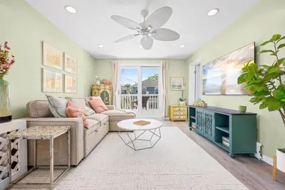 Image de Chic 2br • Private Balcony • Beach Gear Included!