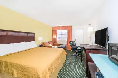 Image de 3 Units with Seasonal Pool Access, Parking, Pets Allowed! Close to Rock City!