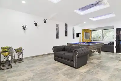 Image de 5 Bedroom Provenza! Golden Jacuzzi and pool table - 1 Block from Lleras