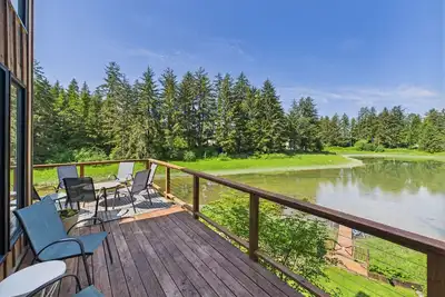 Image de Waterfront 5-Bedroom Retreat w/ Sauna & Firepit