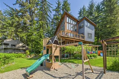 Image de Coastal Escape w/ Sauna, Soaking Tub & Bay Views
