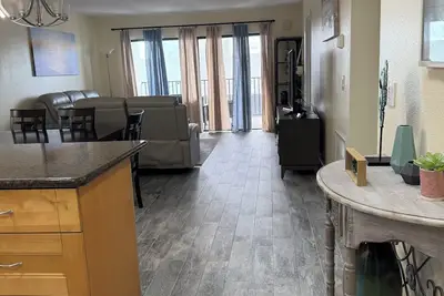 Image de Cozy 2-bedroom condo on beach with balcony and side ocean views