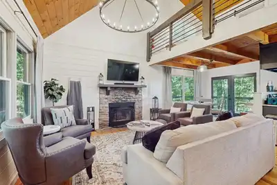 Image de Cozy mountain cabin with breathtaking views, hot tub, and modern comforts