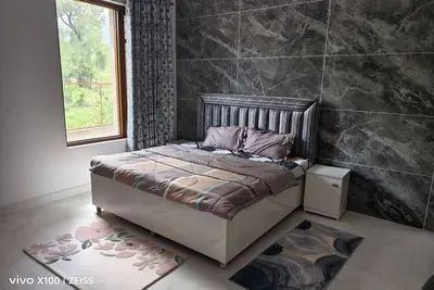 Image de Palampur Villa 5bhk, nestled in the foothills of majestic Dhauladhar mountains.