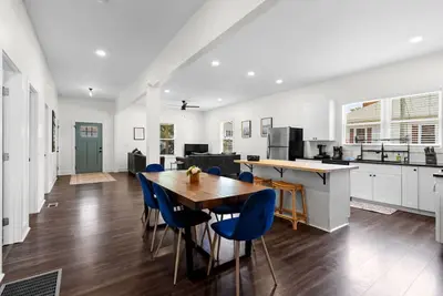 Image de ~Cozy Artsy~Home in West Gvl + Pet Friendly + Desk