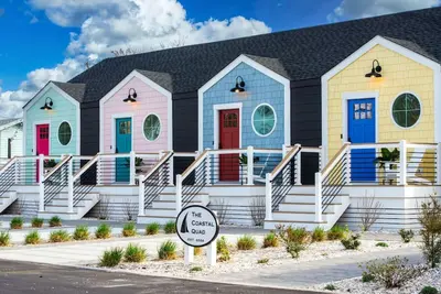 Image de Coastal Quad: Hot Tubs | Mini Golf | Arcade | Gym