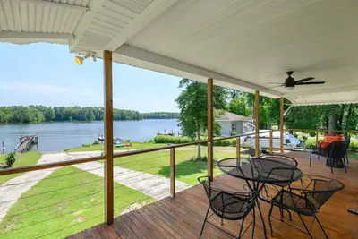 Image de Private Dock, Plenty of Parking, Lake Toys, and Near Restaurants