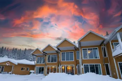 Image de Condo | Bord de fleuve | Piscine | Les Voitures d'Eau