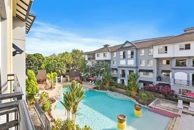 Image de Lakeside Luxe Retreat - Pool View, Bbq, Spa Bath
